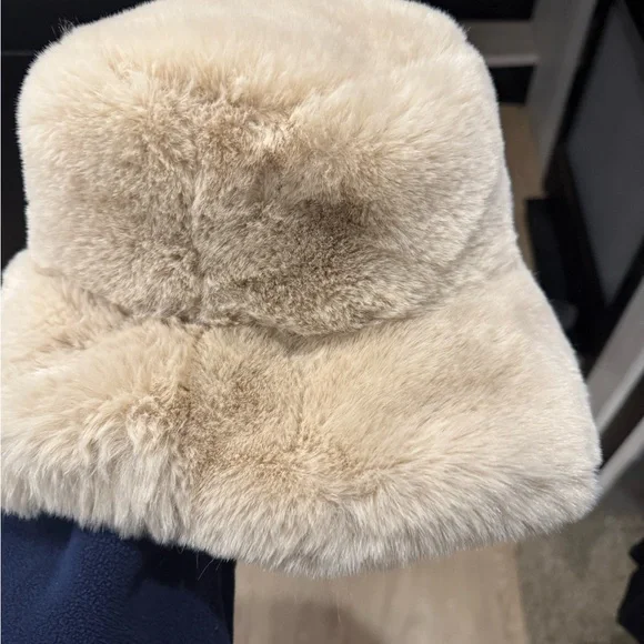 Faux Fur Bucket Hat - Picture 4 of 5